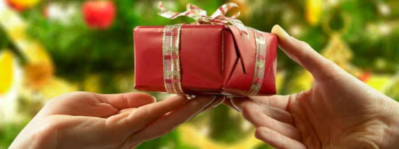 Ароматный подарок на Новый год: где купить и как выбрать идеальный парфюм для близких