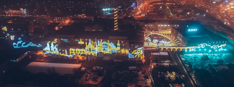В Киеве празднично зажгли завод Roshen: фото с высоты