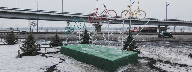 В Киеве из старых велосипедов создали новый арт-объект