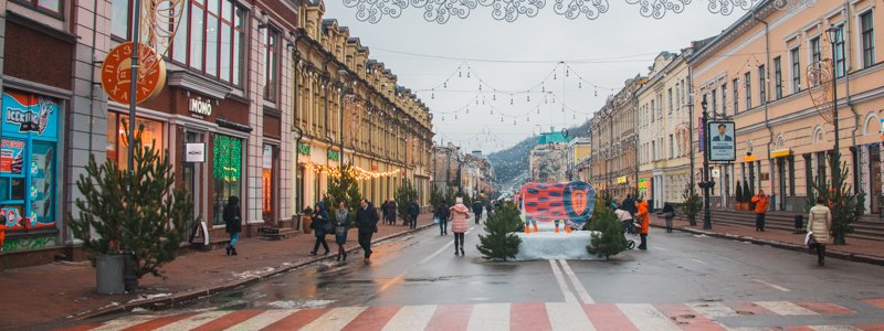 В Киеве на Подоле елки привязали к фонарным столбам