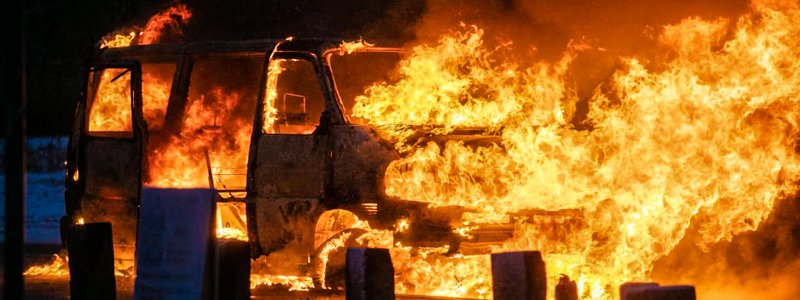 В Киеве возле ЖК "Комфорт Таун" Volkswagen сгорел дотла