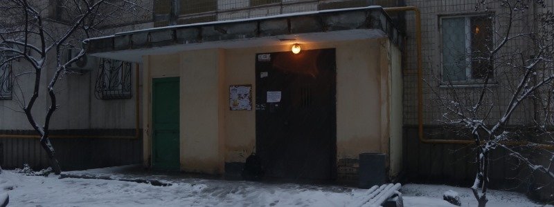 В Киеве на Позняках лифт зажевал коляску с 2-месячным ребенком