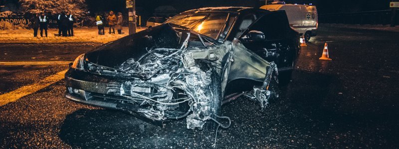 В Киеве такси Volkswagen протаранило Chevrolet и вылетело на обочину: пострадали оба водителя