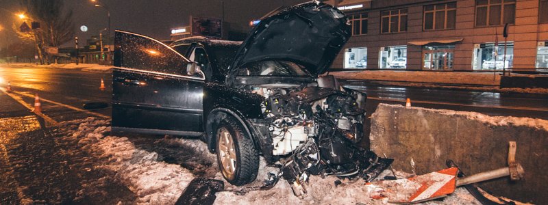В Подольском районе Киева Volvo влетел в бетонный отбойник: водитель погиб на месте