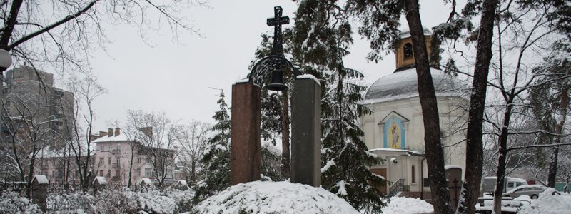 В Киеве с цветами и под звон колокола почтили память ликвидаторов аварии на ЧАЭС