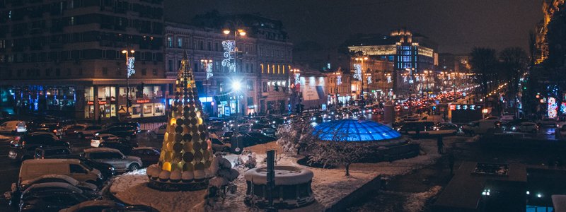 В Киеве на Крещатике зажгли новогодние огни