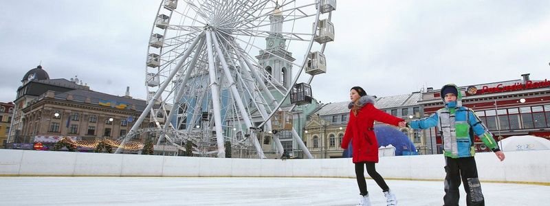 На Контрактовой площади в Киеве открывают зимний городок и закрывают движение транспорта
