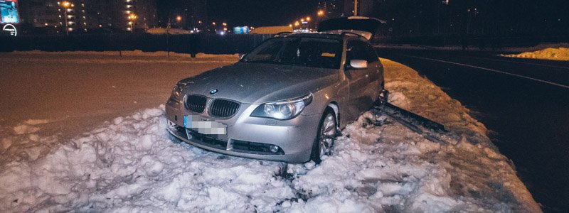 В Киеве на Позняках BMW вылетел на обочину и лишилcя колеса
