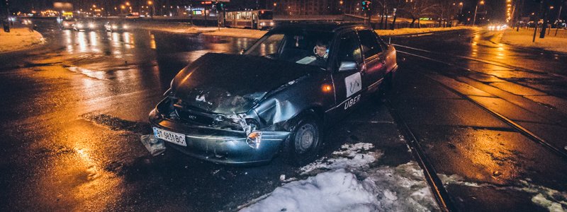 В Киеве на Позняках Uber влетел в Toyotа: пострадала девушка