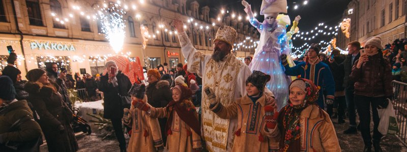 В Киеве на Контрактовой площади гигантские мимы и святой Николай открыли новогодний городок: фото с высоты