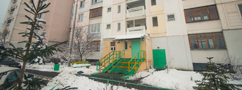 В Киеве на Троещине мужчина повесился на ремне у своей квартиры