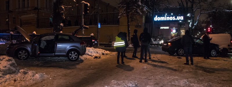 В Киеве на бульваре Шевченко Audi столкнулся с Volkswagen и влетел в ограждение