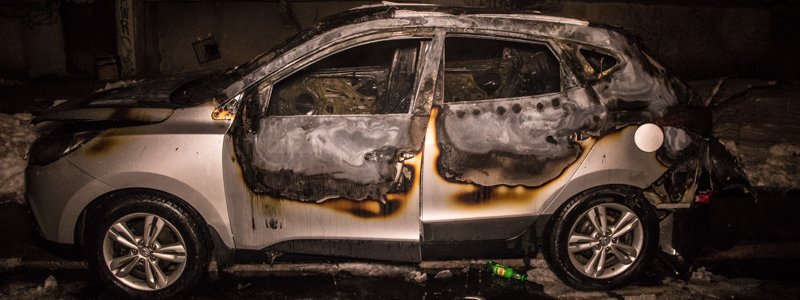 В Киеве на Оболони во дворе жилого дома дотла сгорел кроссовер Hyundai