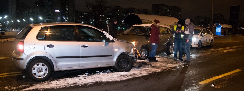 В Киеве на проспекте Соборности Volkswagen протаранил и развернул Skoda