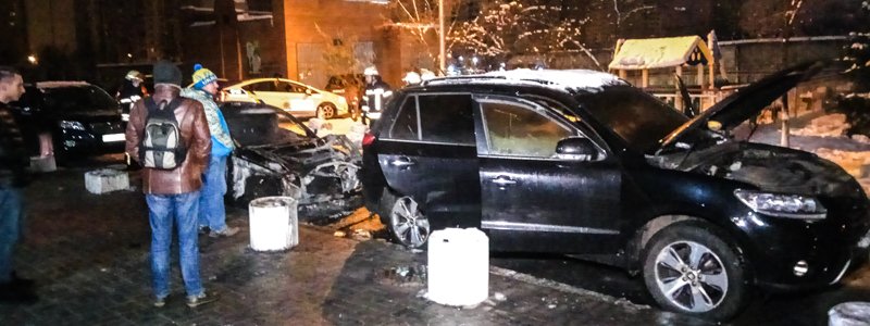 В Киеве на Позняках мужчина поджег два автомобиля и скрылся