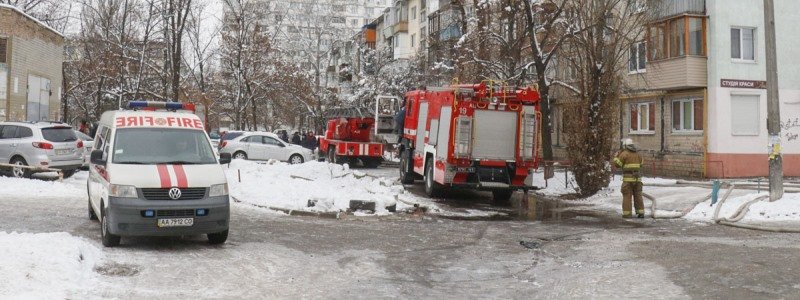 В Киеве возле "Юности" загорелась 7-комнатная квартира с подростком и собаками внутри