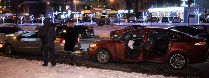 В Киеве возле ЖК RiverStone водитель засмотрелся в телефон и устроил тройную аварию