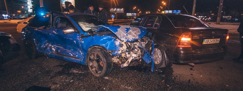 В Киеве на Бориспольской водитель Uber разбил четыре машины и вылетел через окно