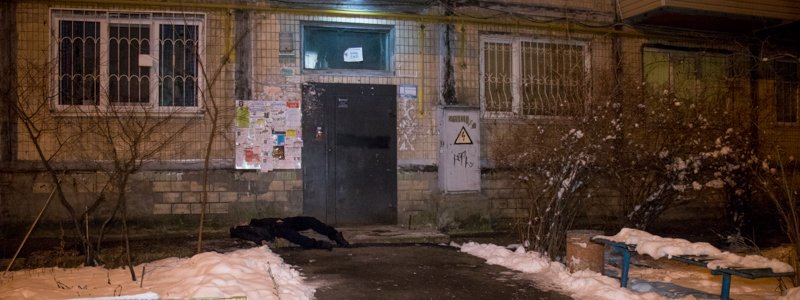 В Киеве на Юности возле входа в подъезд нашли труп мужчины с бутылкой водки