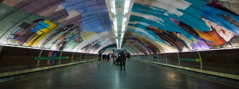 В Киеве ночью под землей рассказали тайны муралов на Осокорках: о чем каждая картина