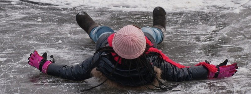 Дороги Киева покрылись льдом: как не упасть и не попасть в ДТП