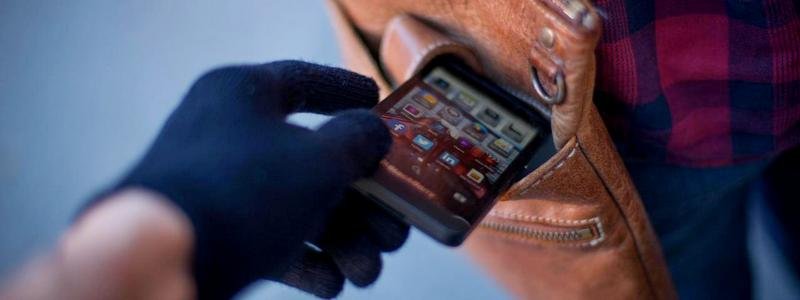 В метро Киева поймали вора мобильных телефонов
