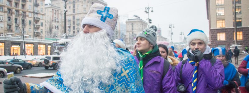 В Киеве помощники святого Николая делились с людьми огнем