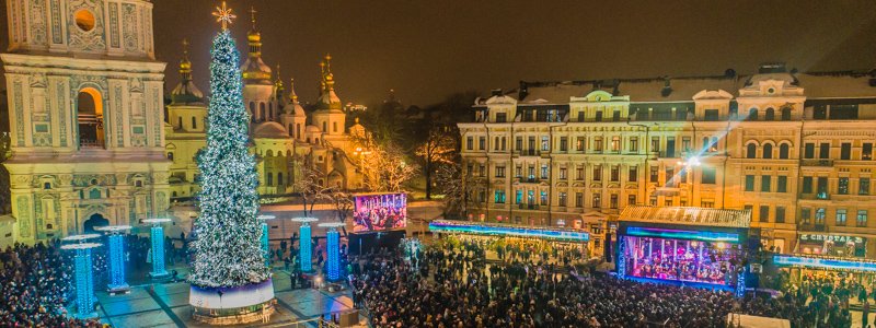 Как жители Киева радуются северному сиянию и белоснежной елке на Софийской площади