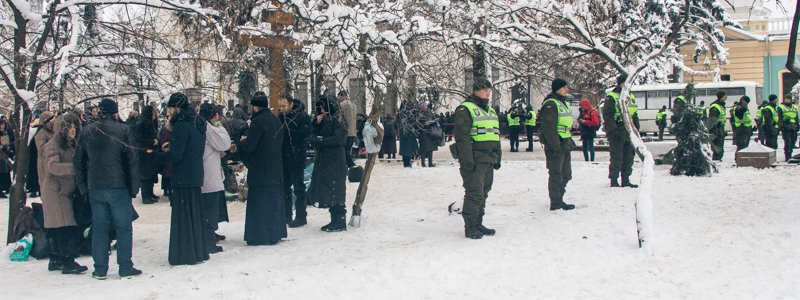В Киеве под охраной Нацгвардии молились прихожане УПЦ МП: что требовали верующие под Верховной Радой