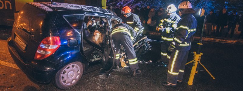 В Киеве на Борщаговке Mercedes влетел в автобус: погибшую женщину вырезали спасатели
