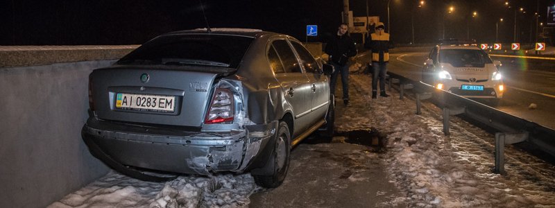 В Киеве на Рыбальском острове пьяный водитель Skoda вылетел с дороги и разбил машину