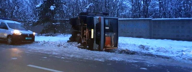Под Киевом на скользкой дороге перевернулся автобус с 30 пассажирами