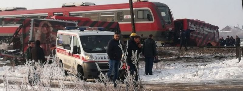 В Польше родила 11-летняя украинка, в Сербии поезд разорвал автобус с детьми, а в Конго разбился самолет с россиянами: ТОП новостей дня