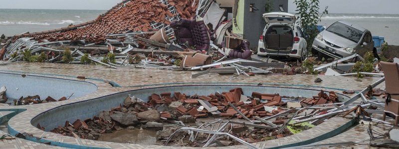 400 жертв цунами в Индонезии, смертельное ДТП с 50 авто в Индии и лепестки роз для бегемота: ТОП новостей дня