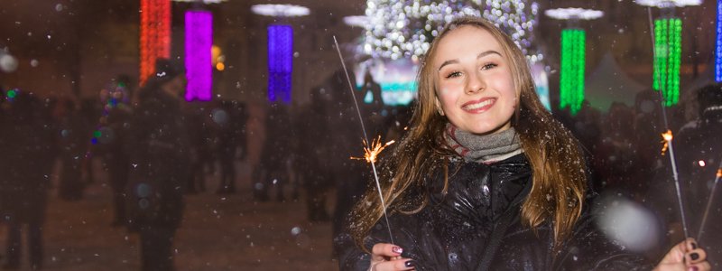 Как в Киеве под сильным снегопадом и в море огней отмечают католическое Рождество