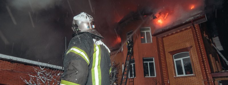 В Киеве пожарные более двух часов тушили трехэтажный частный дом