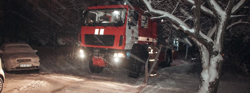 В Киеве на Лесном из пожара спасли двоих человек