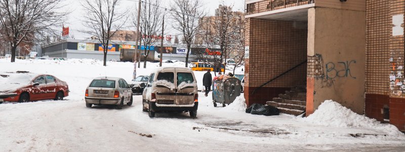 В Киеве на Борщаговке мужчина умер на ступеньках дома