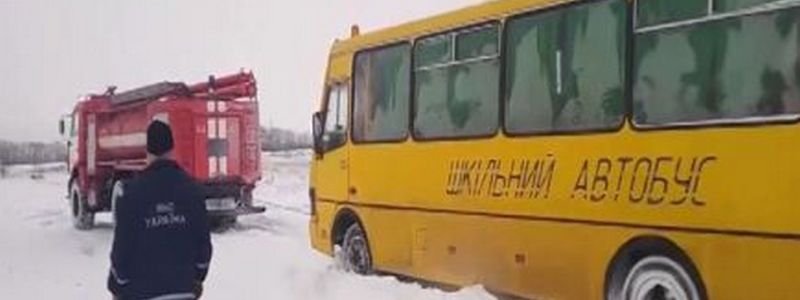 Под Киевом в снегу застряли школьный автобус и машина скорой помощи