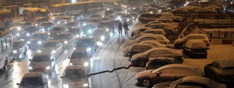Киев покраснел: город сковали пробки из-за непогоды и ДТП