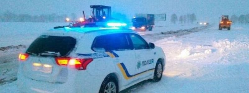 В Украине снегопад заблокировал важные трассы: карта перекрытых дорог