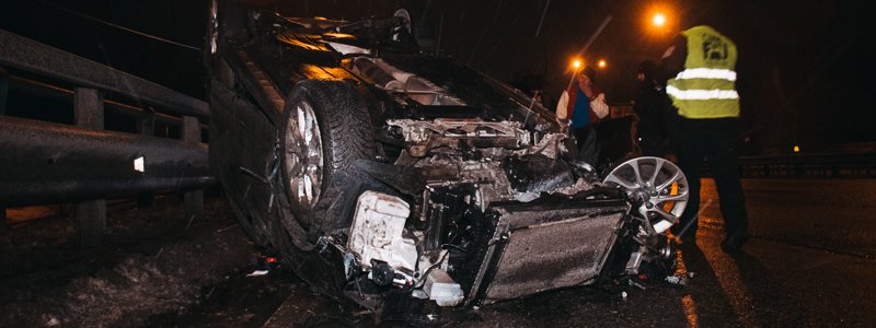 В Киеве на Столичном шоссе Audi вылетел в отбойник, врезался в грузовик и приземлился на крышу