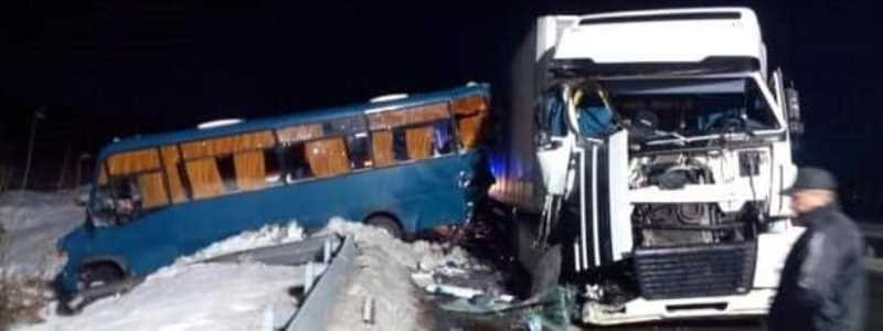 Под Киевом фура снесла автобус с пассажирами в кювет: пострадали 6 человек