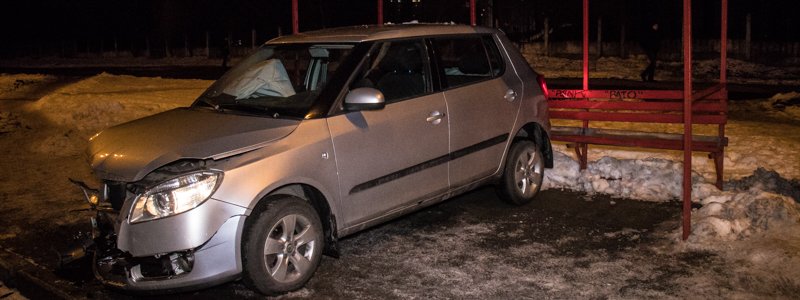 В Киеве на Теремках произошло лобовое ДТП: одна из машин влетела в остановку
