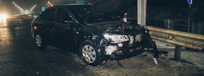 На въезде в Вышгород Hyundai с полицейским за рулем влетел в Opel и врезался в отбойник