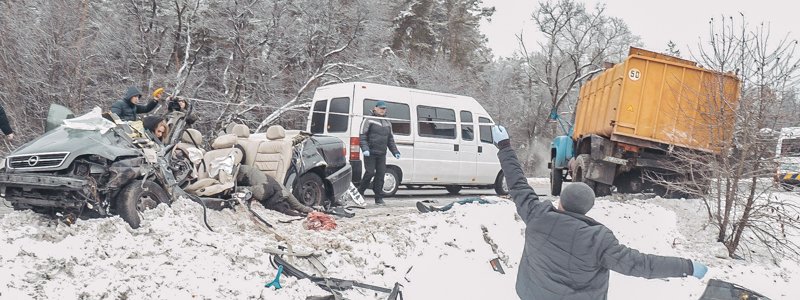 Под Киевом Opel влетел в мусоровоз: трое человек погибли