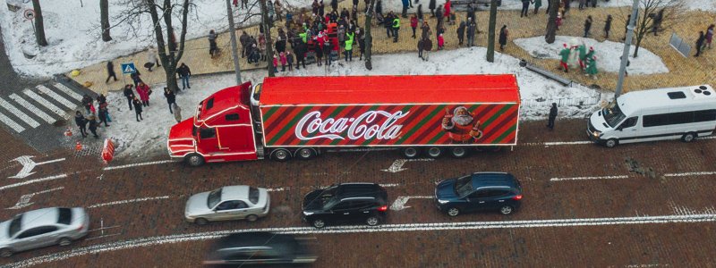 В Киев приехал легендарный грузовик Coca-Cola: где сделать фото и получить напиток бесплатно