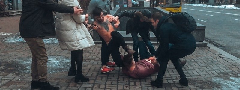 В Киеве на Большой Васильковской пьяная компания устроила драку и напала на полицейских
