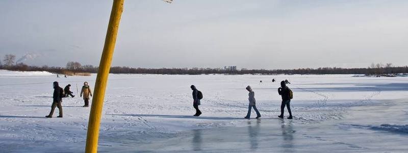 В Киеве на Русановке из Днепра достали тело, скованное льдом