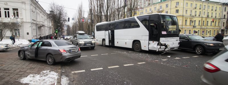 В центре Киева военный автобус отправил представительский Mercedes на тротуар